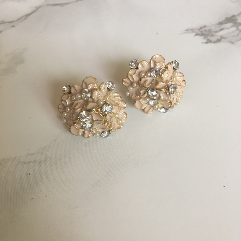 Beautiful flower earring.